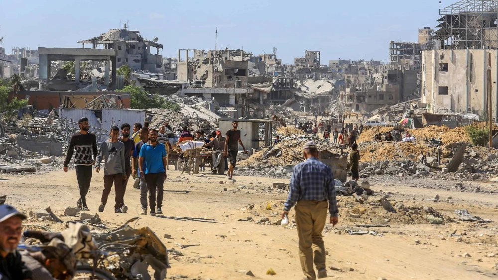 Palestinians return to their homes in Khan Yunis, the southern Gaza Strip, following a ceasefire agreement between Israel and Hamas, Oct. 17, 2025. Photo by Abed Rahim Khatib/Flash90.
