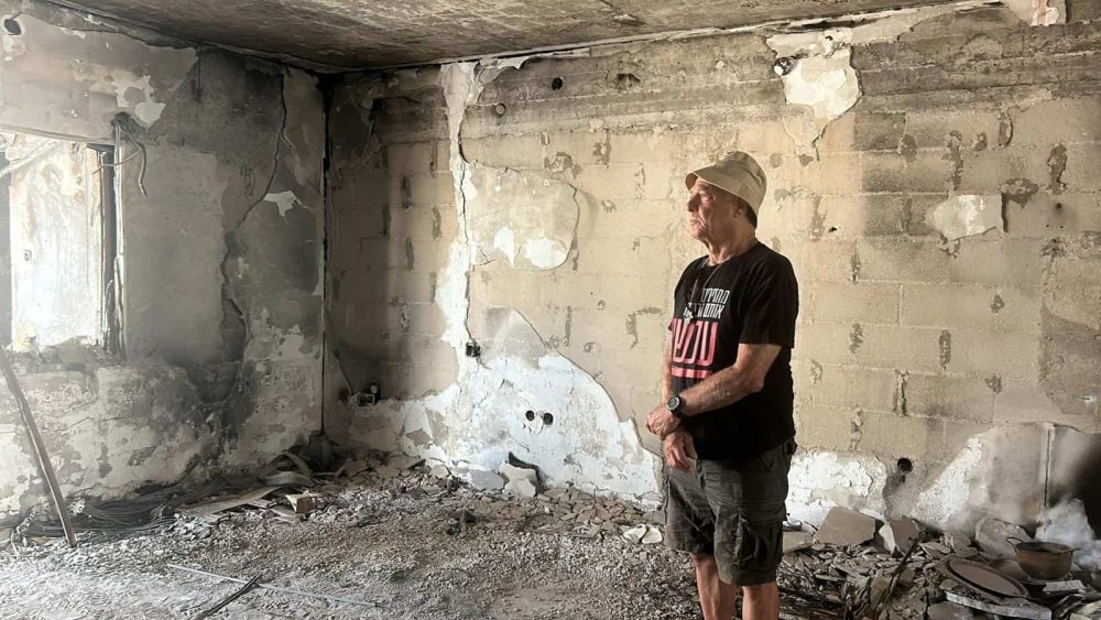 Gadi Moses stands amid the ruins of a house in Kibbutz Nir Oz, Aug. 26, 2025. Photo by Amelie Botbol.