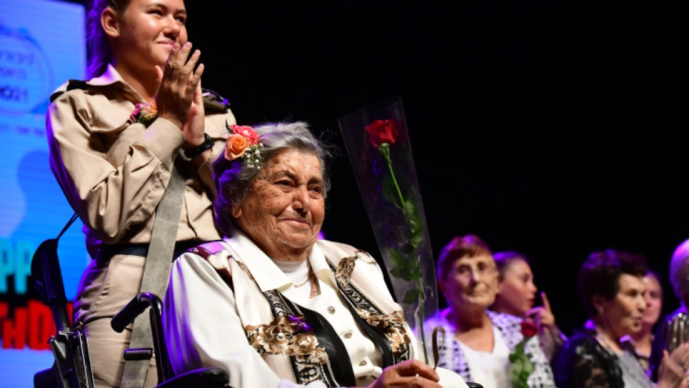 Holocaust survivors and Israeli soldiers in Herzliya, Oct. 25, 2021. Photo by Tomer Neuberg/Flash90.