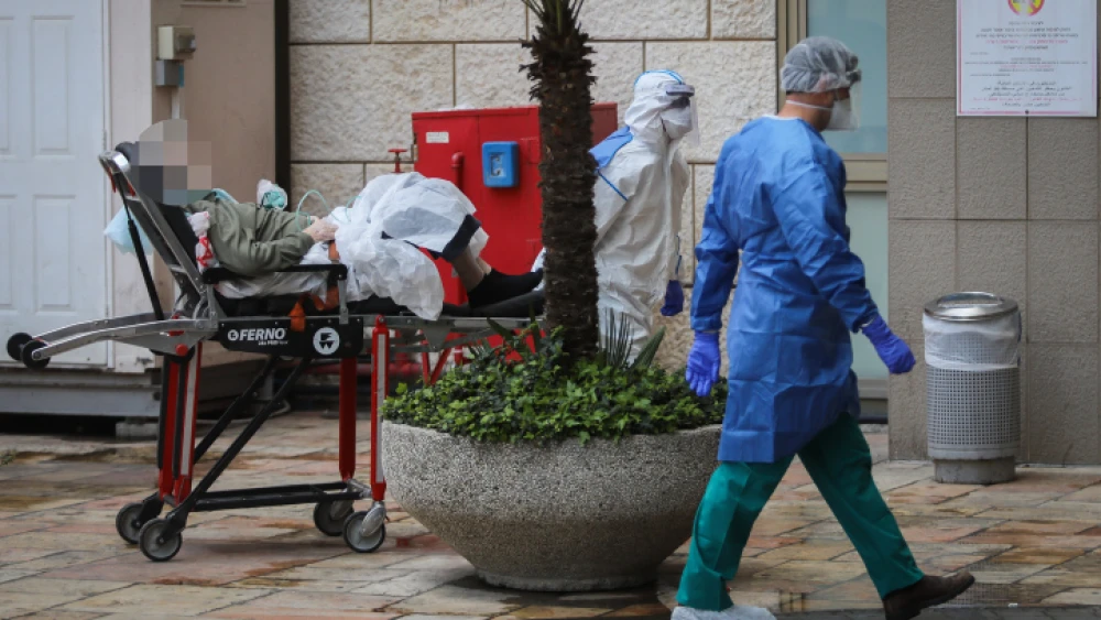 Magen David Adom first responders bring a suspected coronavirus carrier to Hadassah Hospital in Jerusalem, March 22, 2020. Photo by Flash90.