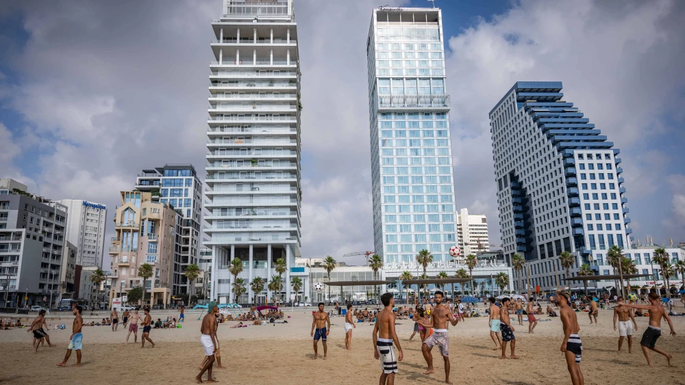 People enjoying the beach in Tel Aviv, June 23, 2025. Photo by Yonatan Sindel/Flash90.