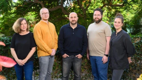 Weizmann Institute professor Jacob Hanna (center) with his research team. Photo by the Weizmann Institute.
