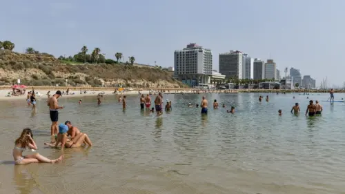 Israelis enjoy the beach on a hot summer day in Tel Aviv, June 2, 2023. Photo by Avshalom Sassoni/Flash90.