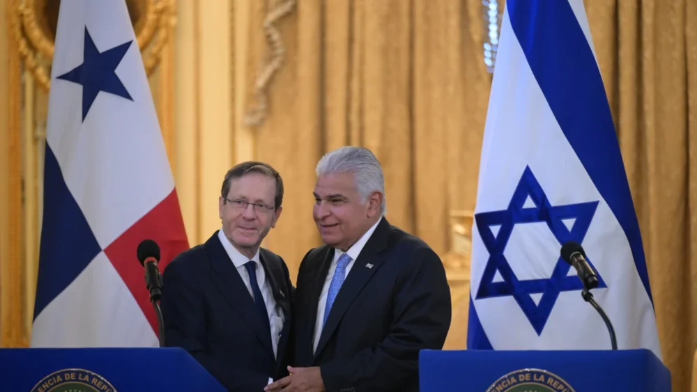 Herzog pays historic first presidential visit to Panama