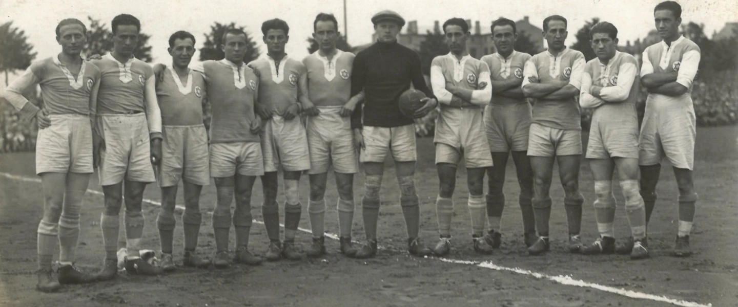 Otto “Schloime” Fischer, standing third from left, with his Hakoah teammates before a game in Riga in 1926. Credit: Courtesy of Raimonds Kaže.
