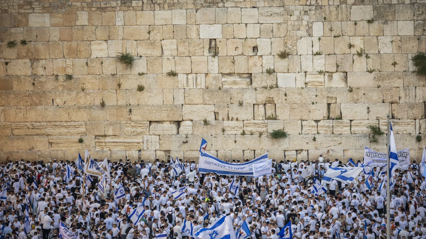 Tower of David seeks public's help in finding rare Western Wall images