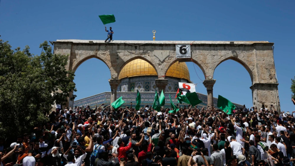 Residents of eastern Jerusalem gather on the Temple Mount, some holding Hamas flags, May 7, 2021. Photo by Jamal Awad/Flash90.
