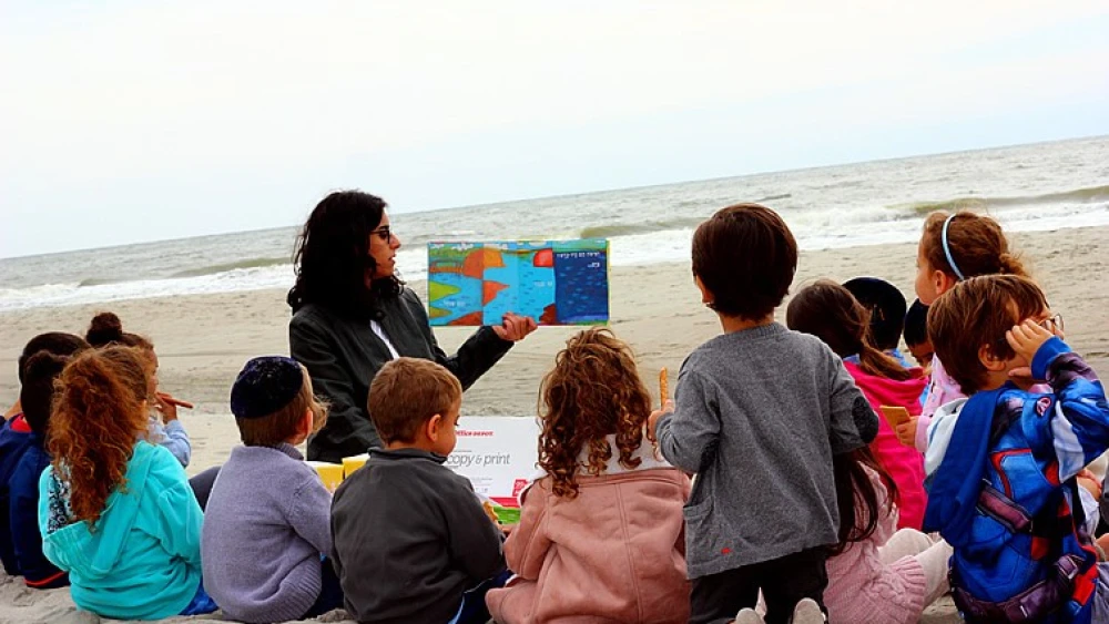 A Chabad educator teaches kids in the resort city of Myrtle Beach, S.C. Credit: Chabad.org/News.