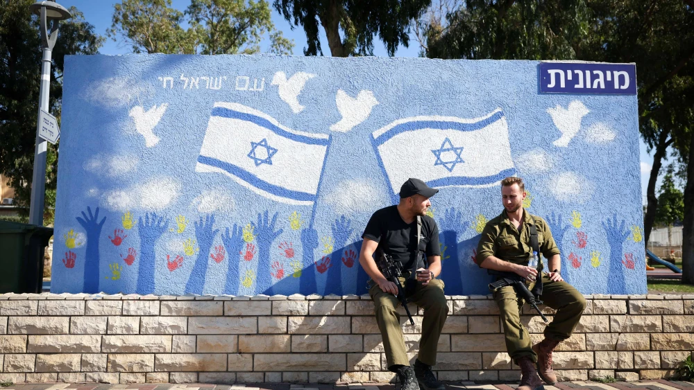 Israeli soldiers near a public shelter in Nahariya, northern Israel. Nov. 12, 2024. Photo by David Cohen/Flash90.