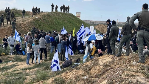 Israeli protesters make their way to the Kerem Shalom Crossing with the Gaza Strip, Jan 29, 2024. Credit: Josh Hasten.