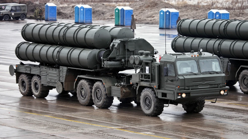 S-400 Triumf anti-aircraft weapon-system transporter erector launcher. Credit: Wikimedia Commons.