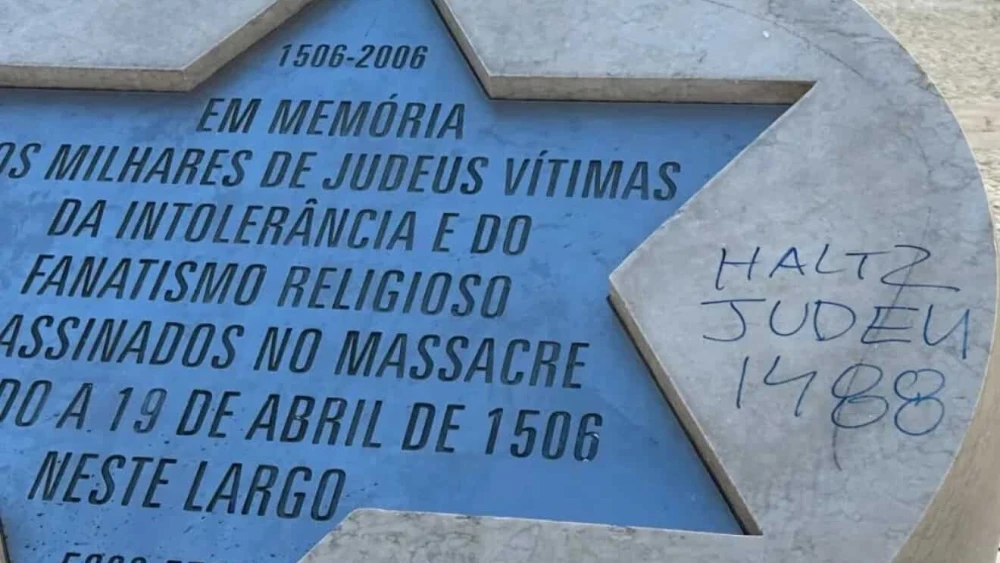 A neo-Nazi inscription scribbled on Dec. 5 on the monument for the murder of hundreds of Jews in 1506 in Lisbon, Portugal. Credit: CIL.