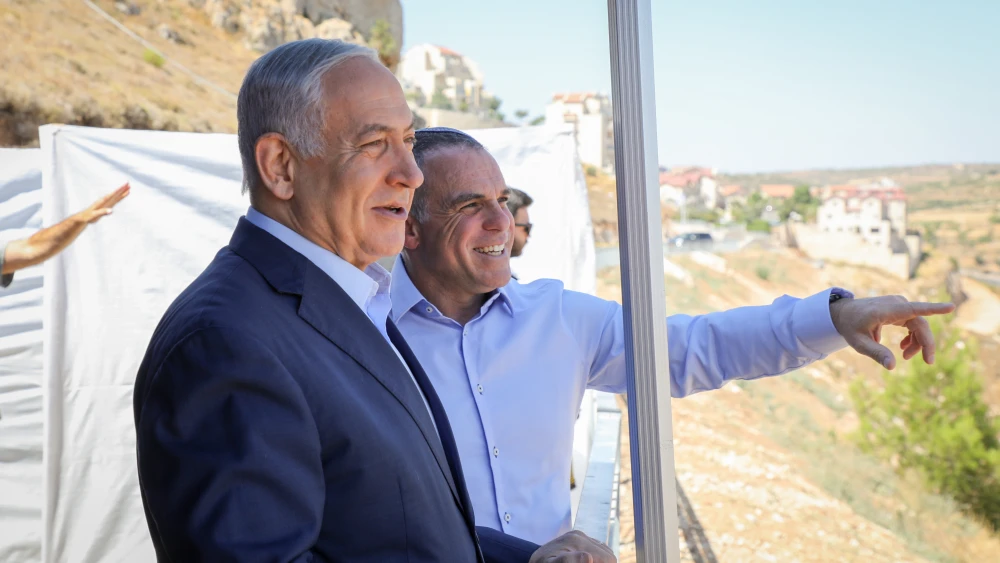 Israeli Prime Minister Benjamin Netanyahu with Efrat Mayor Oded Revivi during a visit to Gush Etzion on July 31, 2019. Photo by Gershon Elinson/Flash90.