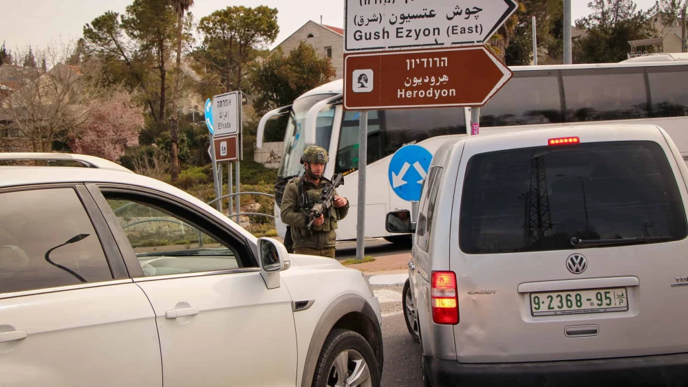 Israeli soldiers stand guard at the entrance to the Jewish community of Efrat in Gush Etzion, March 29, 2022. Photo by Gershon Elinson/Flash90.