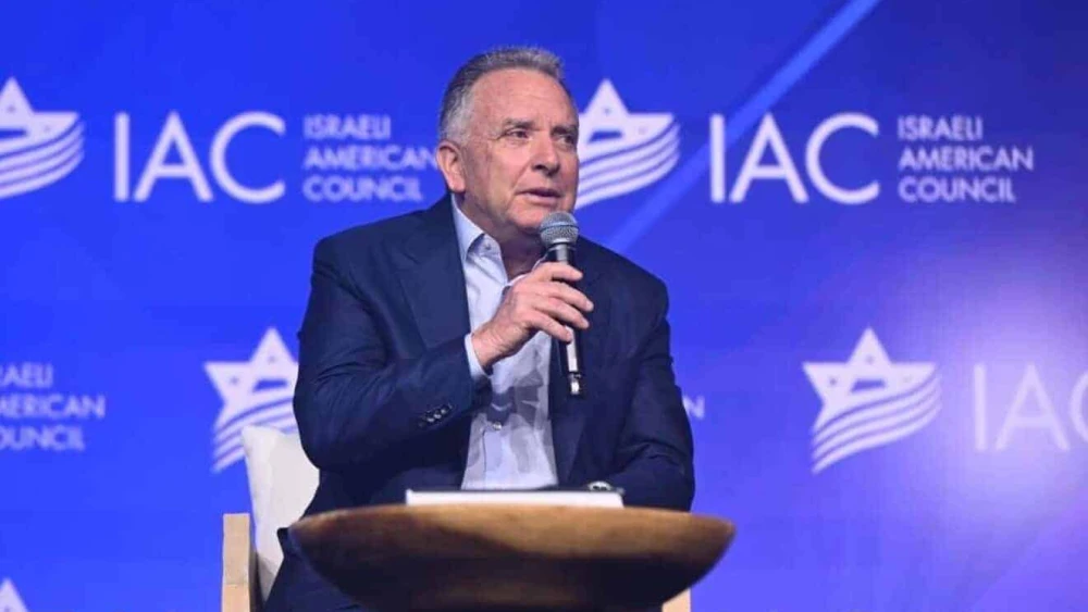 Steve Witkoff, enviado especial de Estados Unidos a Oriente Medio, habla con la locutora australiana Erin Molan en una reunión en Hollywood, Florida, organizada por el Consejo Israelí-Estadounidense, el 15 de enero de 2026. Foto de Noam Galai/IAC.