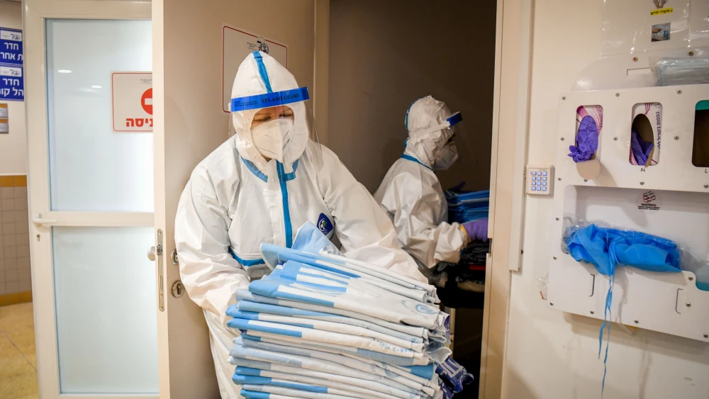 Sheba Medical Center team at the Coronavirus ward of Sheba Medical Center unit, in Ramat Gan, July 27, 2020. Photo by Yossi Zeliger/Flash90