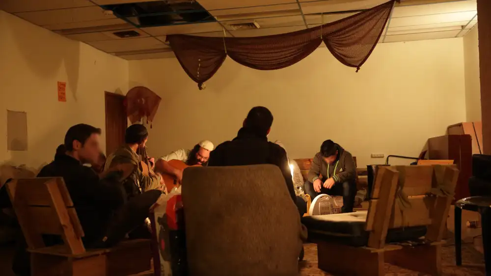 Hanging out at the Orthodox Union's Pearl and Harold Jacobs Zula Outreach Center in Jerusalem. Credit: Eliyahu Yanai.