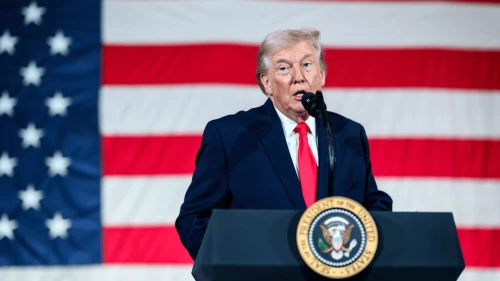 El presidente de Estados Unidos, Donald Trump, pronuncia un discurso ante las familias de militares en Fort Bragg, Carolina del Norte, el 13 de febrero de 2026. Crédito: Daniel Torok/Casa Blanca.