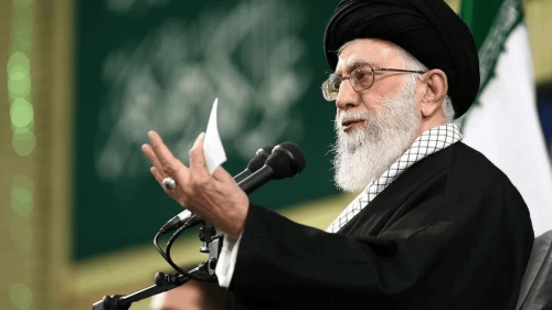 El líder supremo iraní, Ali Jamenei, pronuncia un discurso el 6 de febrero de 2016. Crédito: Sitio web oficial de Ali Jamenei a través de Wikimedia Commons.