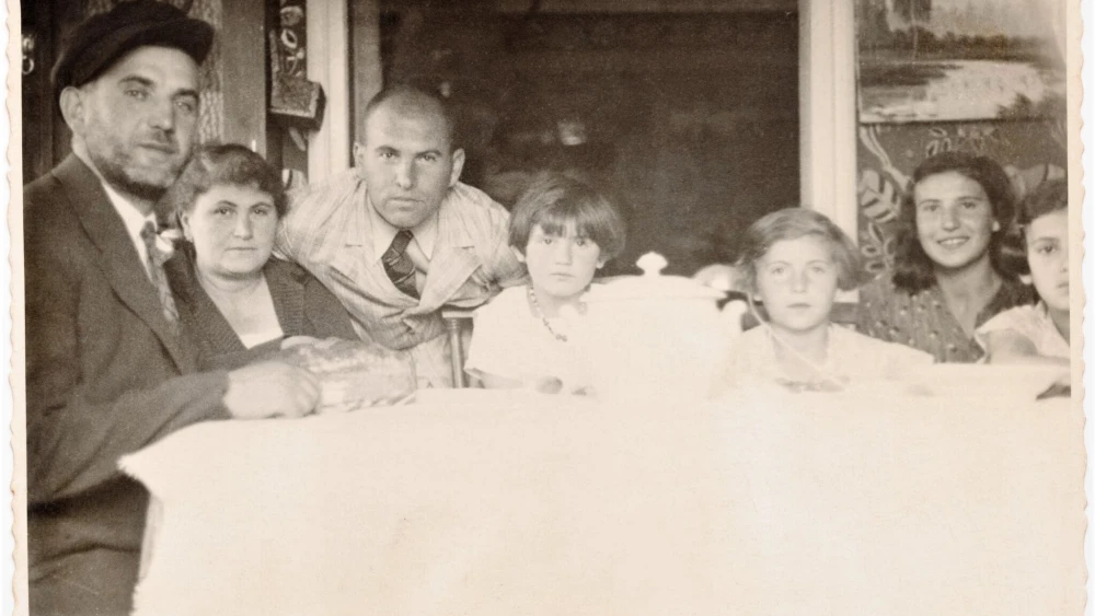 Shmiel Jaeger in 1934 with his family in Bolechow, Poland. Credit: Courtesy of the Mendelsohn Family.