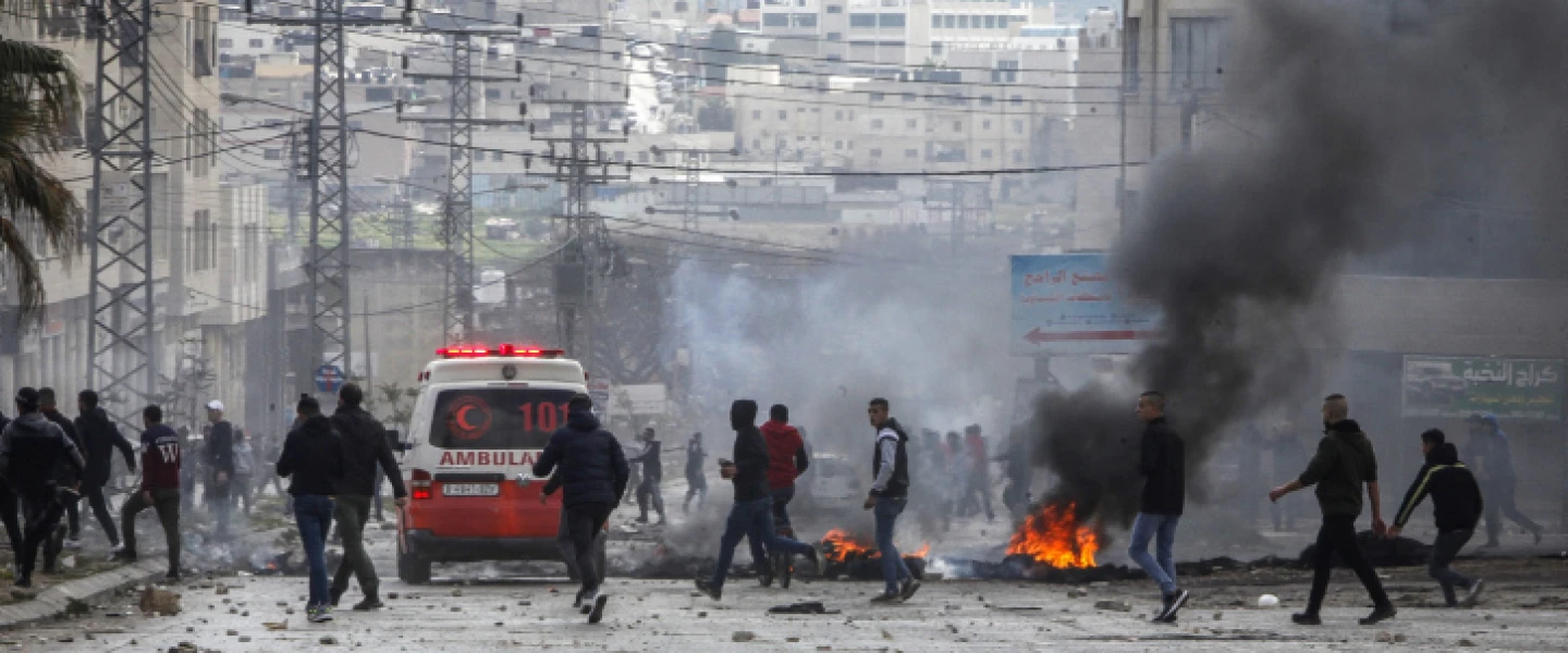 Palestinians attack Israeli security personnel near Joseph's Tomb in Nablus, April 13, 2022. Credit: Nasser Ishtayeh/Flash90.