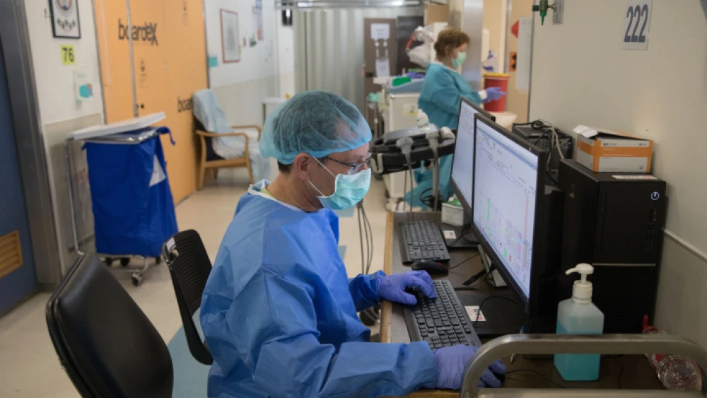 Medical teams at work at the new biological emergency unit dedicated to COVID-19 at Jerusalem's Shaarei Zedek Medical Center on March 31, 2020. Photo by Nati Shohat/Flash90.