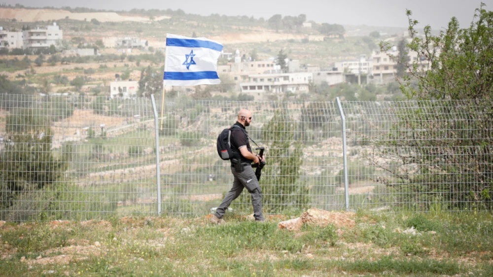 A security guard patrols the fence of the Dagan neighborhood of Efrat on April 8, 2022. Photo by Gershon Elinson/Flash90.
