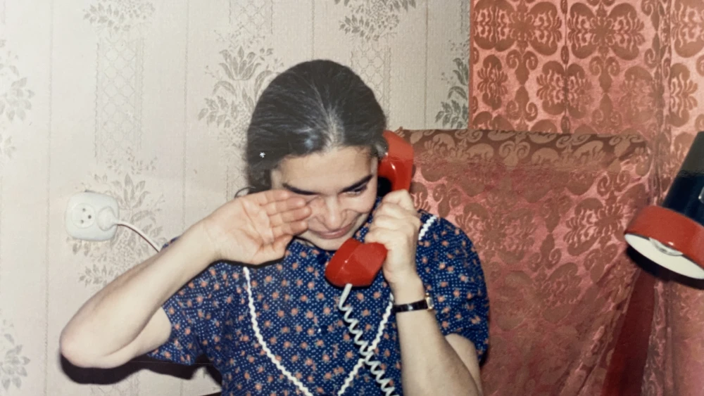 Ida Nudel speaking with her sister. Credit: Jonathan Feldstein.