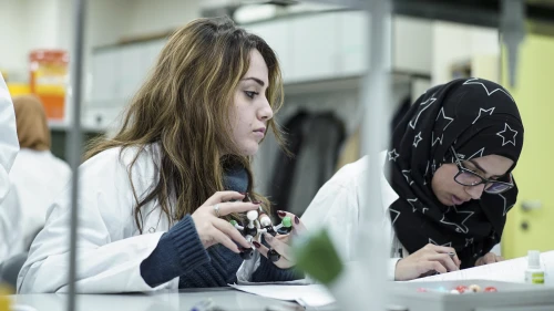 Jewish and Arab female students in a science study lab at Hadassah Academic College. Credit: Hadassah Academic College.