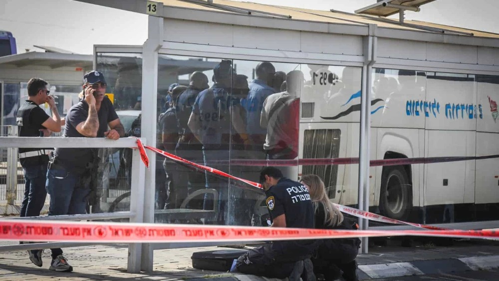 An Israeli was wounded in a terror stabbing at Beersheva's central bus station, March 31, 2024. Photo by Dudu Greenspan/Flash90.