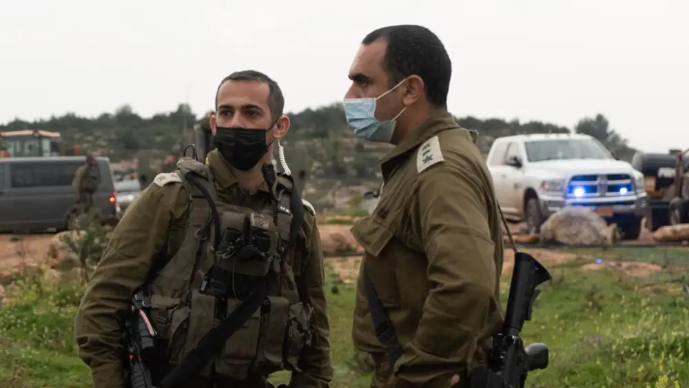 IDF Ephraim Regional Brigade commander Col. Yiftach Nurkin and Duchifat Battalion commander Lt. Col. Nir Ifergan asses the scene of a suspected terror attack at Sde Ephraim Farm in Judea and Samaria, Feb. 5, 2021. Credit: IDF.
