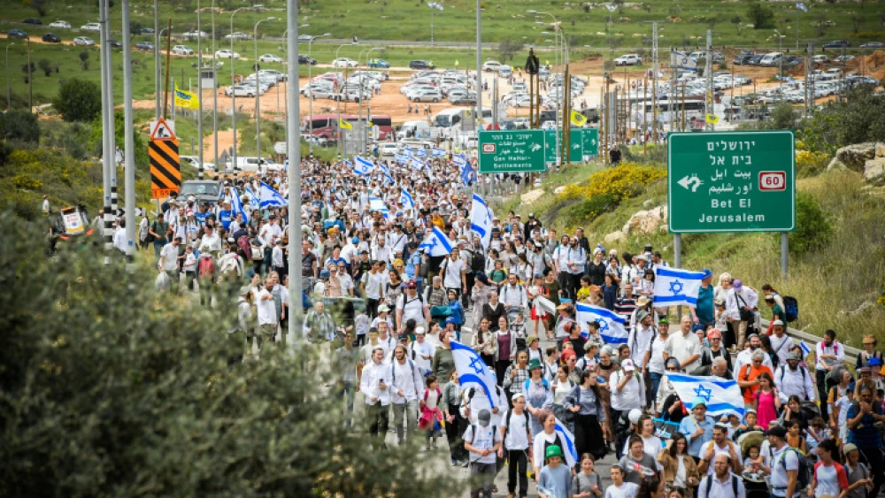 Israelis march to the Evyatar outpost in Samaria, April 10, 2023. Photo by Sraya Diamant/Flash90.
