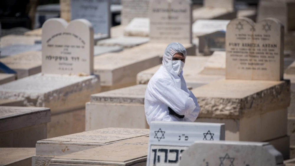 The funeral of former Sephardic Chief Rabbi Eliyahu Bakshi-Doron, who died of complications of COVID-19, at the Har Hamenuchot cemetery in Jerusalem on April 13, 2020. Photo by Yonatan Sindel/Flash90.