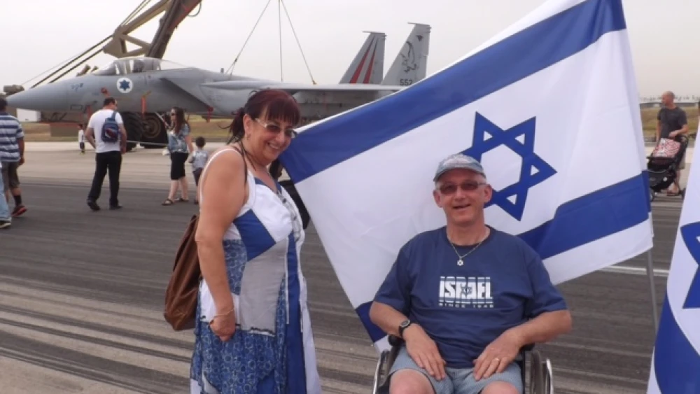 British immigrants to Israel Karen and Brian Simpson celebrate Israeli Independence Day at Tel Nof Airbase. Credit: Courtesy Karen Simpson.