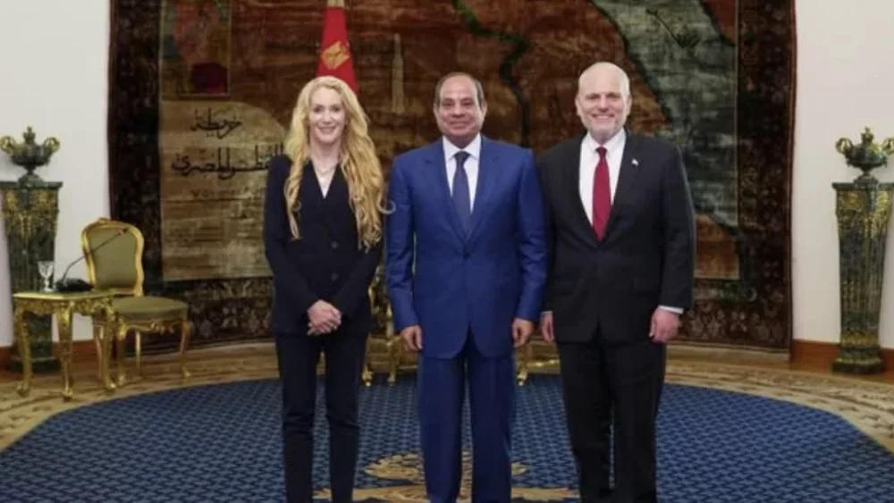 From left, Conference of Presidents Chair Betsy Berns Korn, Egyptian President Abdel Fattah el-Sisi and Conference of Presidents CEO William Daroff meet in Cairo, June 2, 2026. Credit: Egyptian Presidency.