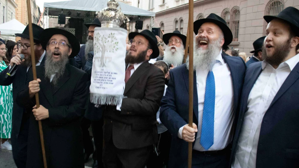 Gábor Keszler, president of the Autonomous Orthodox Jewish Community of Hungary (or MAOIH), accompanies the Torah scroll to the reopened synagogue. Photo by David Isaac.