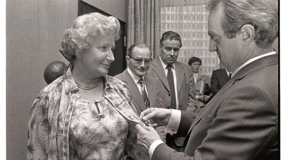 Irmgard Kroymann receives a German governmental honor. Source: Twitter.