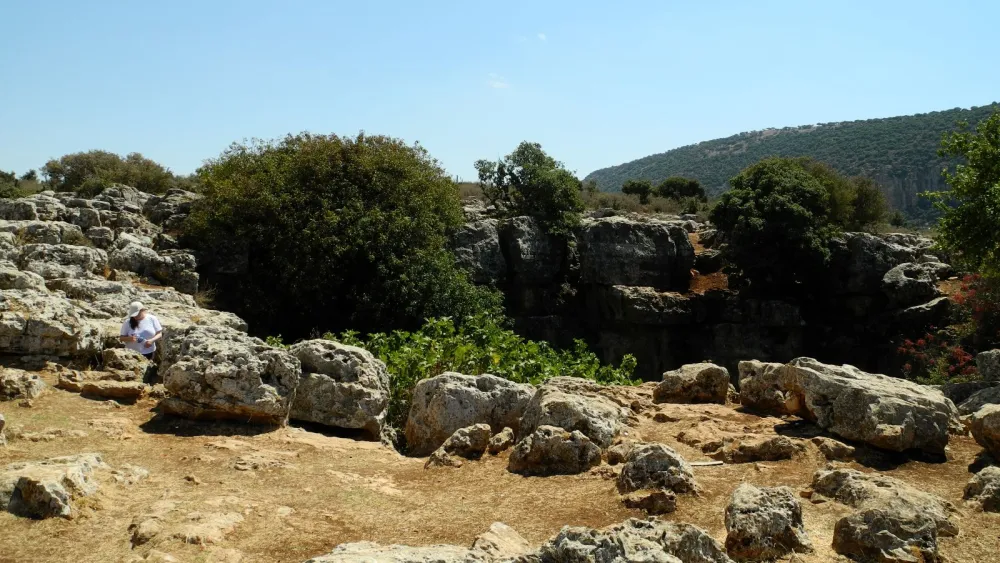 The entrance to the Alma Cave in the northern Galilee. Photo by Dmitry Babin/Wikimedia Commons.