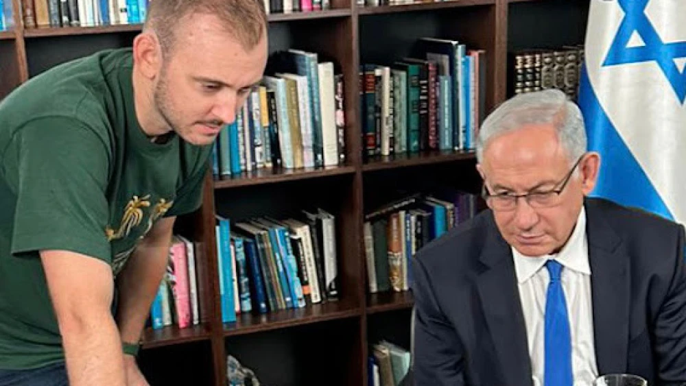 New media influencer Hananya Naftali meets with then-Prime Minister Benjamin Netanyahu. Credit: Courtesy.
