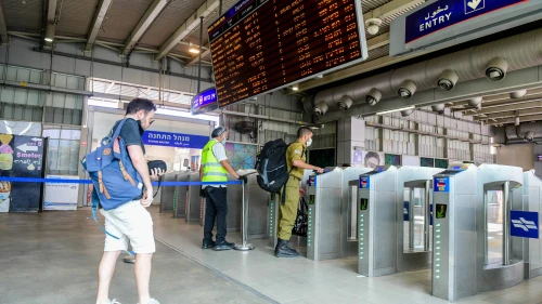 Passengers at the Tel Aviv Savidor Central railway station, June 22, 2020. Photo by Avshalom Sassoni/Flash90.