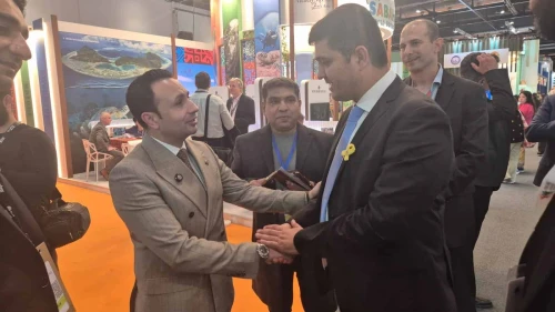Israeli Tourism Ministry Director General Michael Izhakov and the Pakistani Advisor and National Coordinator to the Prime Minister of Pakistan on Tourism, Sardar Yasir Ilyas Khan shake hands at the WTM fair in London. Credit: Yonatan Zachariah, November 4, 2025.