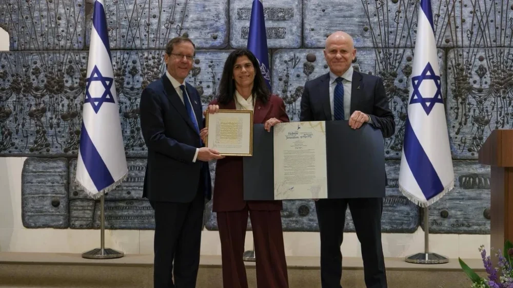 Yael Arad, chairwoman of the Olympic Committee of Israel, is awarded the Chaim Herzog Prize by President Isaac Herzog and Hebrew University president Prof. Taimir Shaefer, June 4, 2026. Photo by Maayan Toaf/GPO.