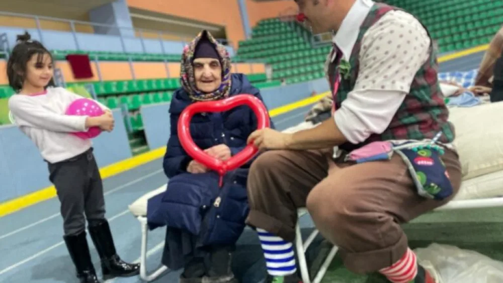 An Israeli medical clown cheering an elderly Ukrainian refugee in Moldova. Photo courtesy of Dream Doctors.