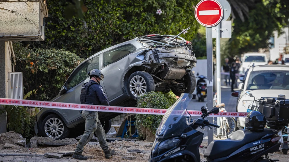 Rescue personnel at the scene of an Iranian ballistic missile attack in Israel’s central region, March 8, 2026. Photo by Chaim Goldberg/Flash90.