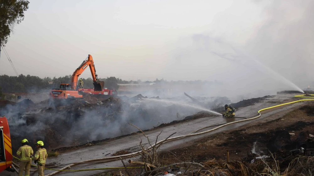 Firefighters try to extinguish a fire that started in the dry fields near the Hefer Valley village of Burgata on October 25, 2024. Photo by Shahar Yaari/Flash90. *** Local Caption *** ???? ????? ????? ?? ??? ??? ?????? ????