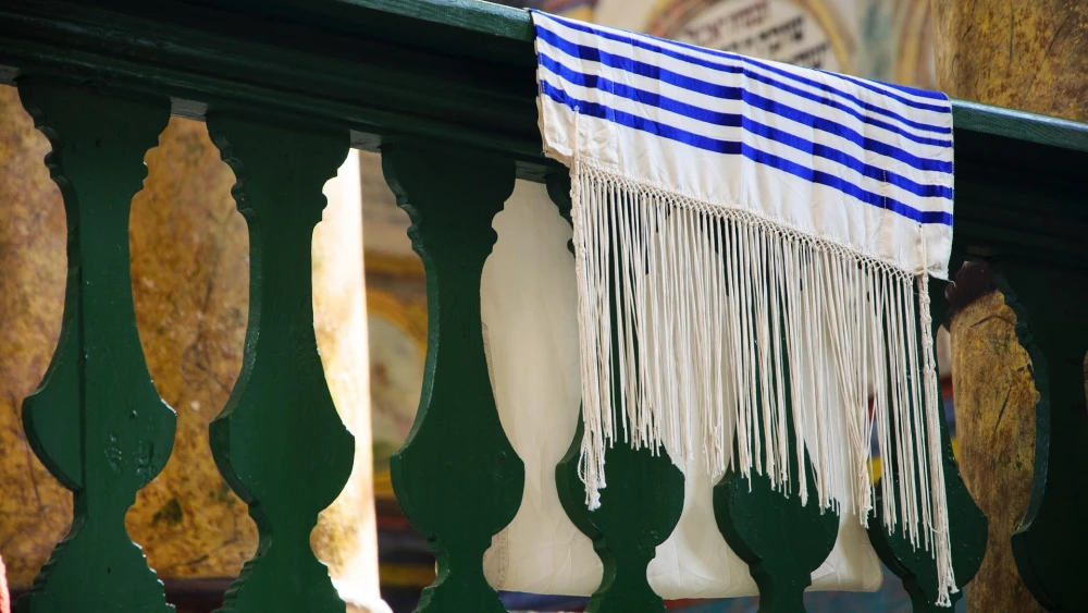 Tallit in a synagogue. Credit: barakbro/Pixabay.