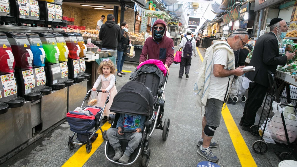 Visitors to the Machane Yehuda market in Jerusalem after it reopened according to new orders by the Israeli government to prevent the spread of the coronavirus, May 7, 2020. Photo by Olivier Fitoussi/Flash90.
