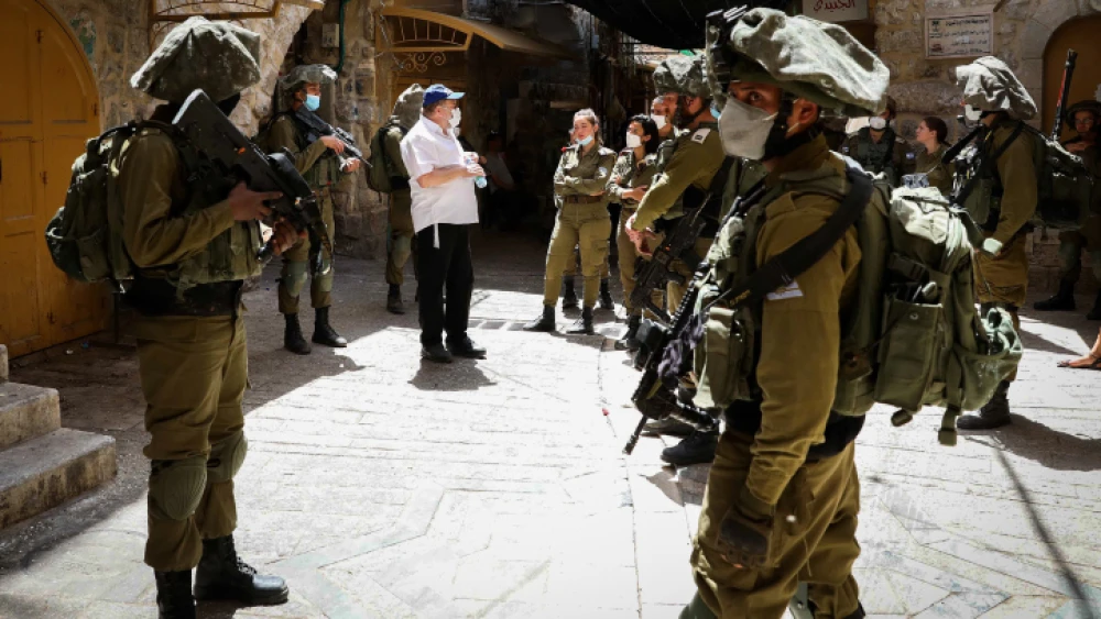 Israeli forces guard as Jews tour the city of Hebron on May 16, 2020. Photo by Wisam Hashlamoun/Flash90.