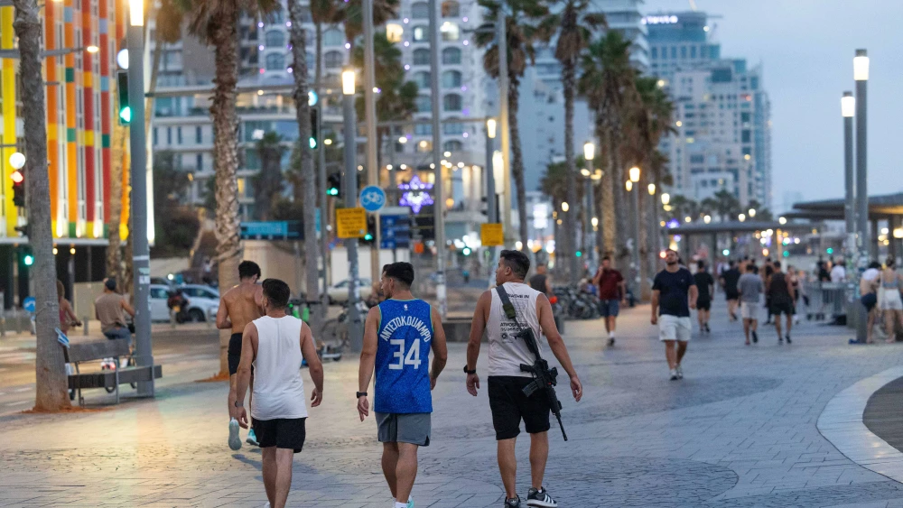 Israels enjoy at the beach promenade in Tel Aviv, June 17, 2025. Photo by Chaim Goldberg/Flash90.