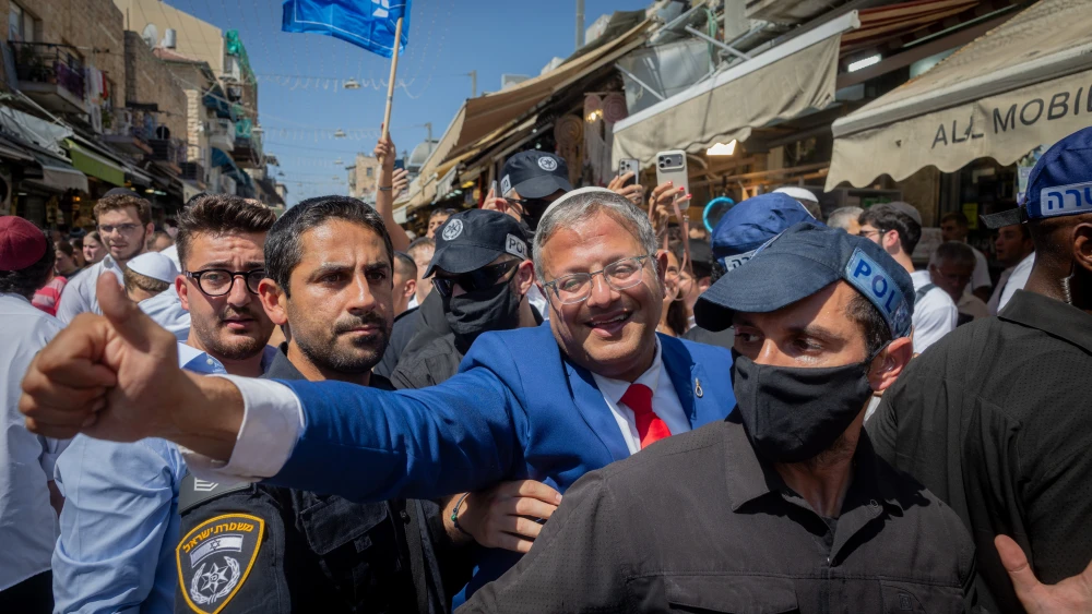 Itamar Ben-Gvir, National Security Minister and chairman of the Otzma Yehudit party, tours on Sept. 4, 2026, the Mahane Yehuda Market in Jerusalem ahead of the upcoming general elections. Photo by Chaim Goldberg/Flash90.
